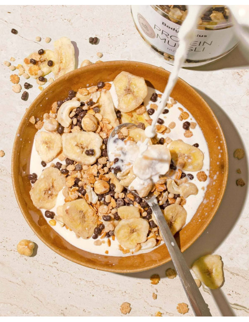 Muesli proteico de chocolate, plátano y frutos...